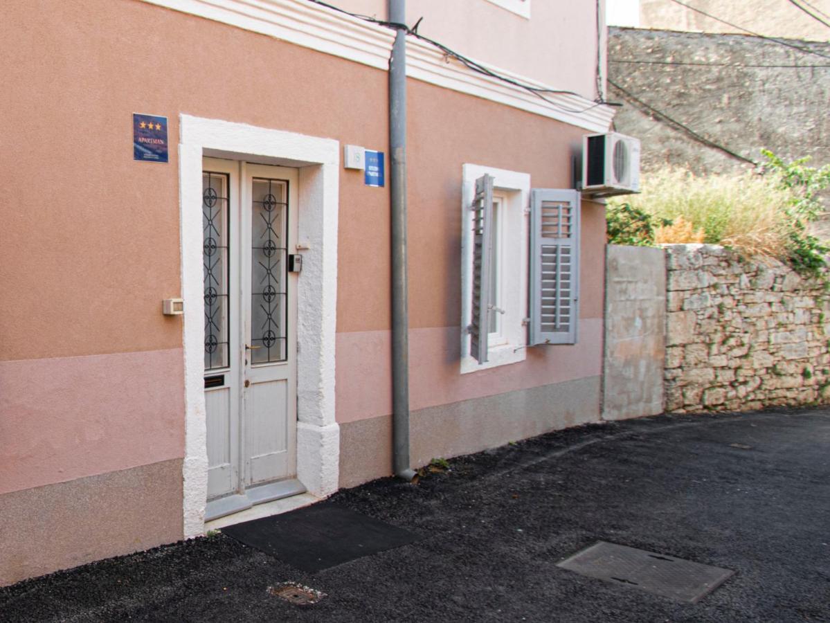 Nina Colosseum Apartment Pula Exterior foto